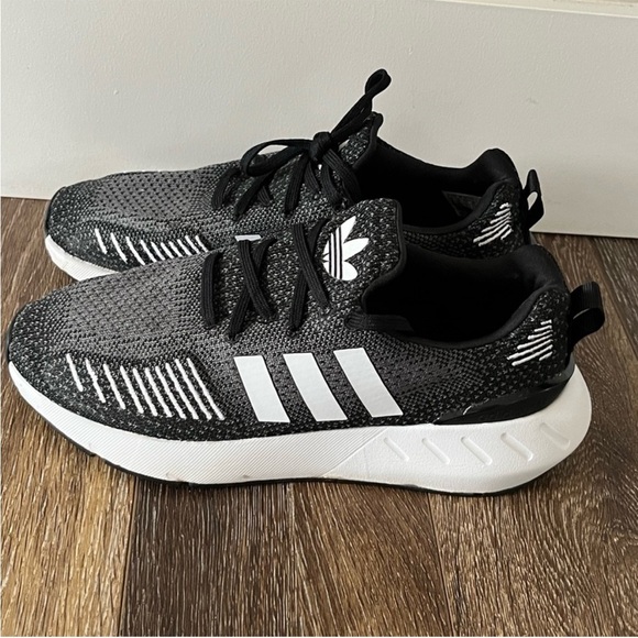 Adidas Women’s Swift Run 22 Shoes GV7971 Size 6 - Picture 3 of 12